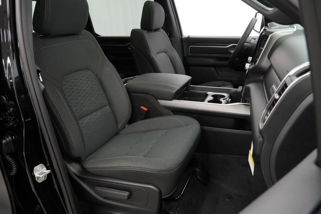 New 2026 Diamond Black Crystal Pearl-Coat Exterior Paint RAM Big Horn/Lone Star image 32
