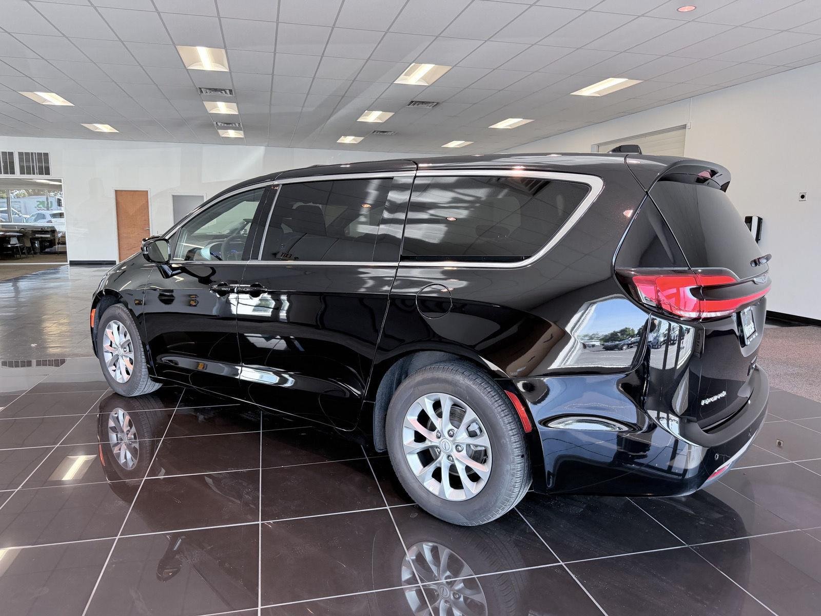 Used 2026 Diamond Black Crystal Pearlcoat Chrysler Limited image 11