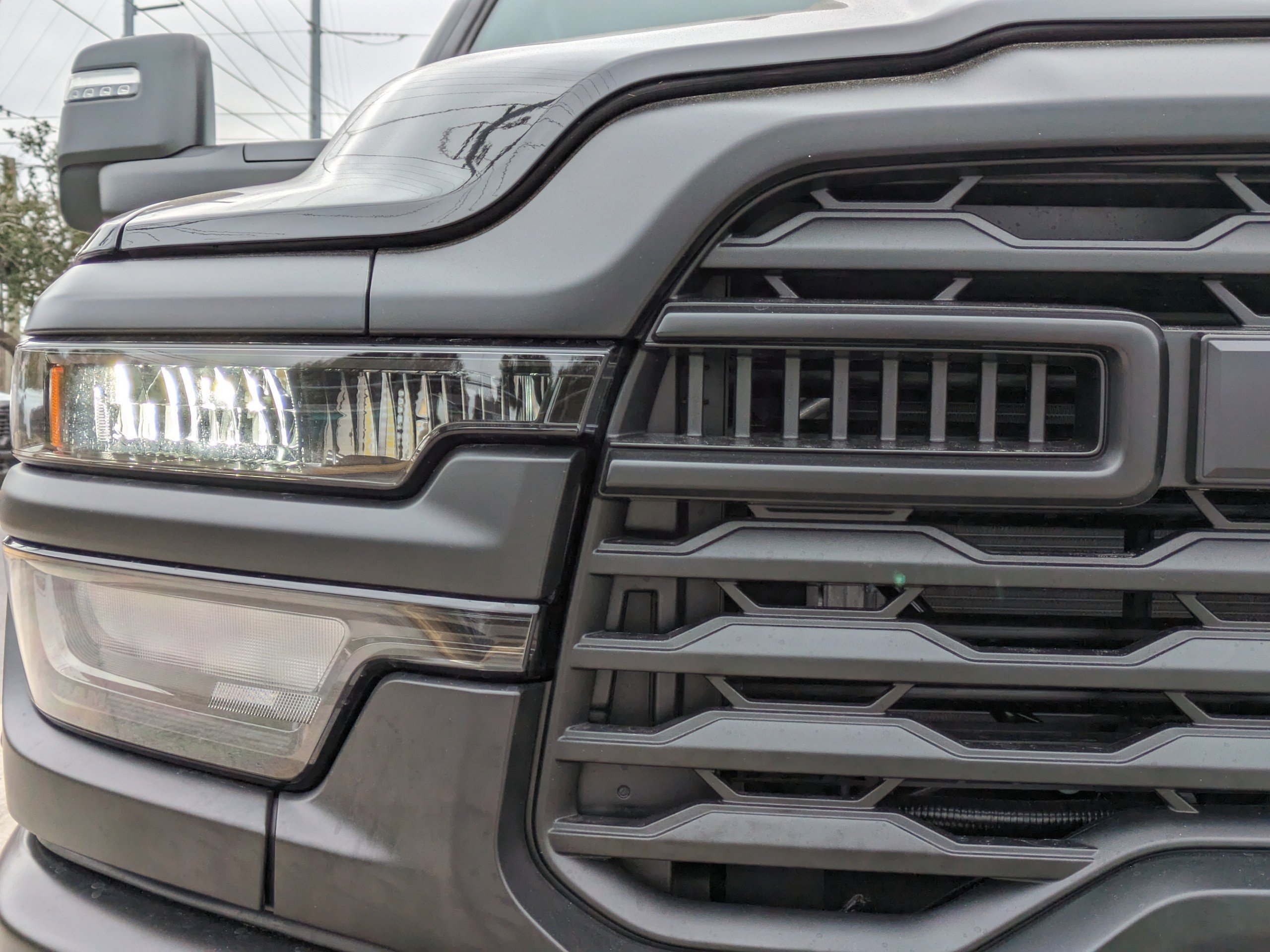 New 2026 Diamond Black Crystal Pearl-Coat Exterior Paint RAM Tradesman image 9