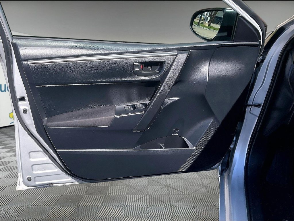 Used 2015 Silver Toyota L image 9