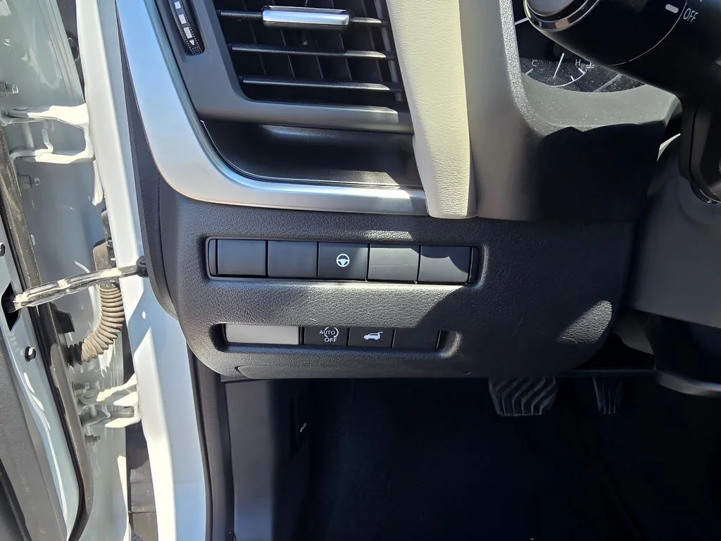 Used 2025 Everest White Pearl Nissan SV image 15