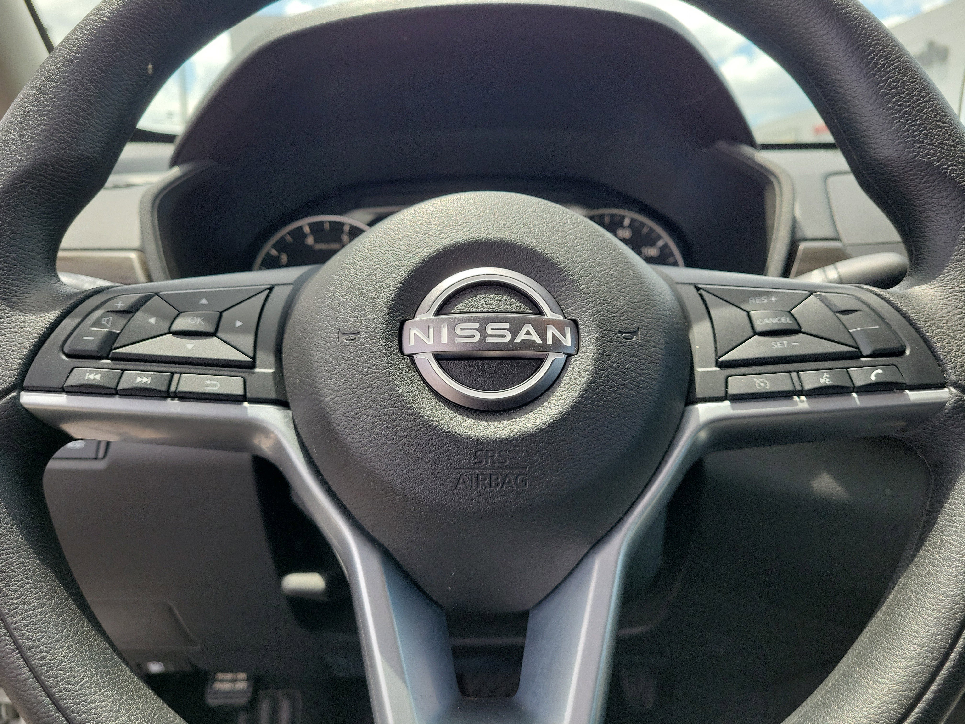 Used 2025 Glacier White Nissan SV image 17