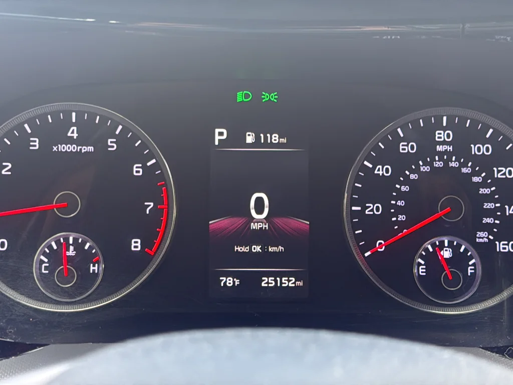 Used 2022 White Kia LXS image 23