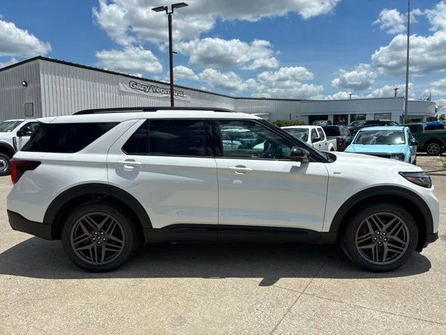 New 2026 Star White Metallic Tri-Coat Ford ST-Line image 10