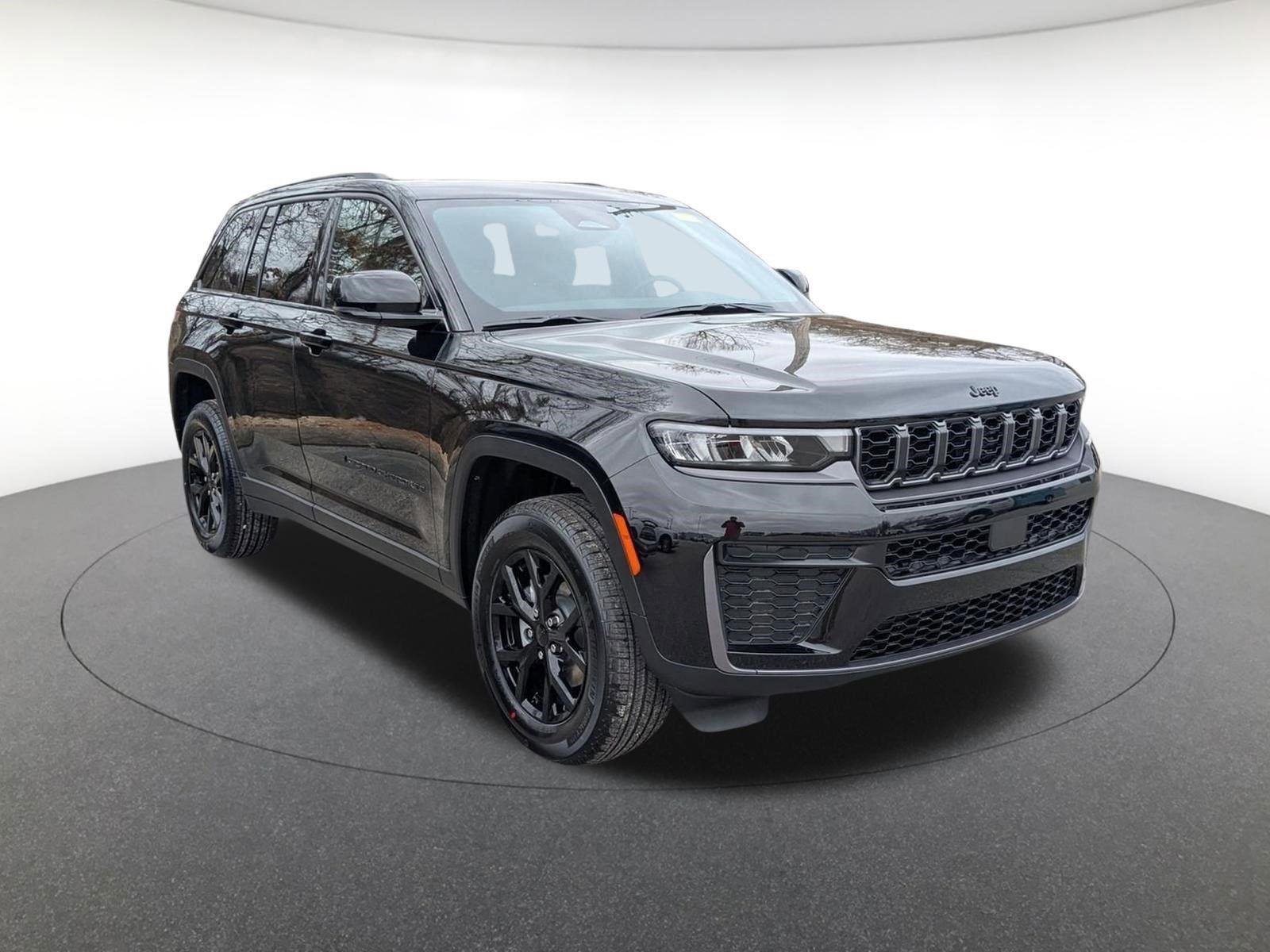 New 2026 Diamond Black Crystal Pearl-Coat Exterior Paint Jeep Laredo Altitude image 7