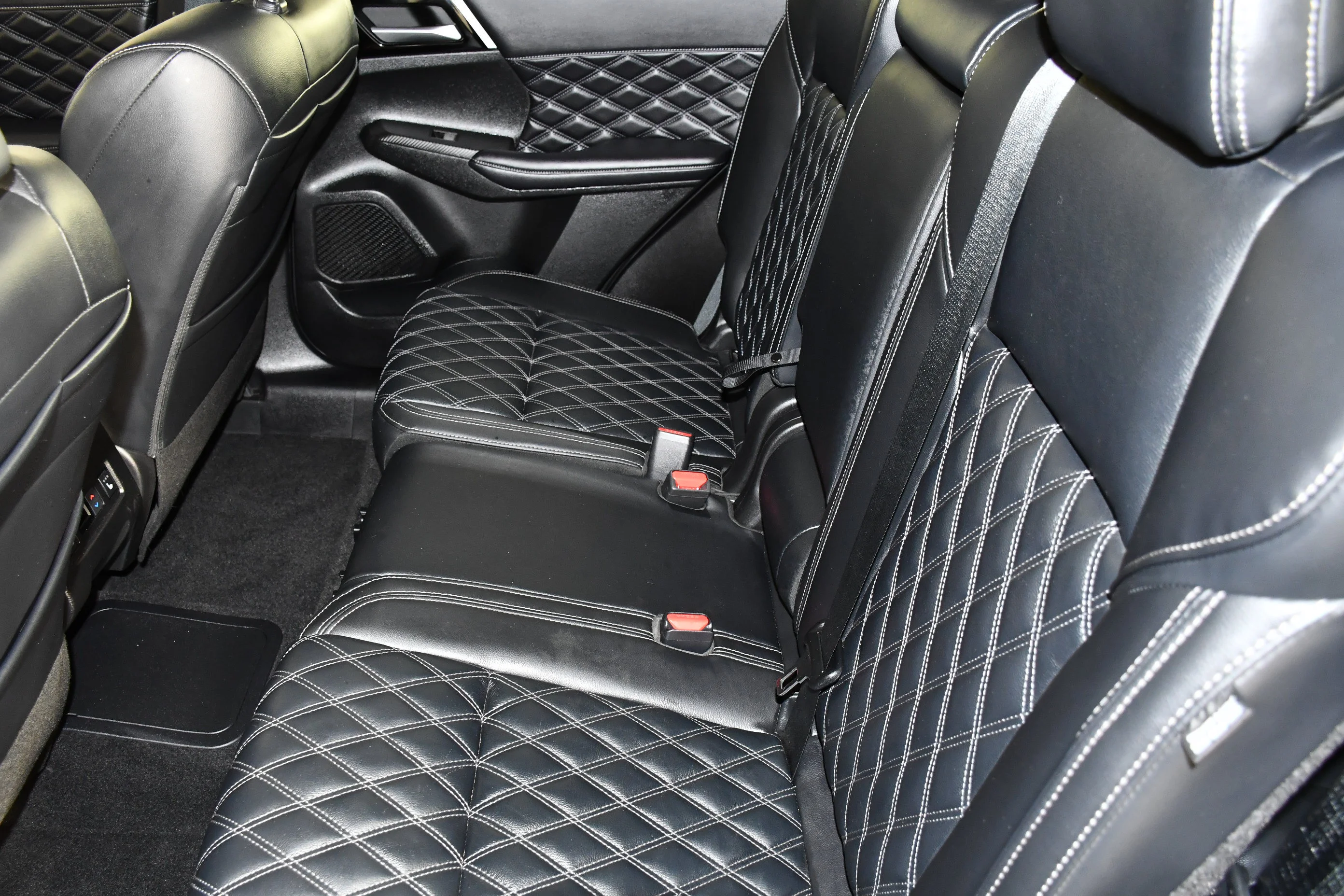 Certified Used 2024 Black Diamond Mitsubishi SEL image 48