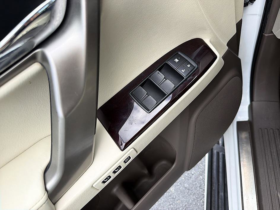 Used 2017 Starfire Pearl Lexus 460 image 10