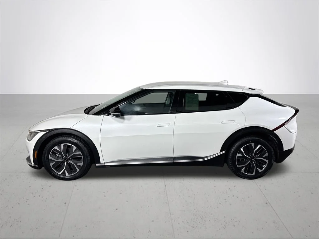 Used 2024 Snow White Pearl Kia Light image 9