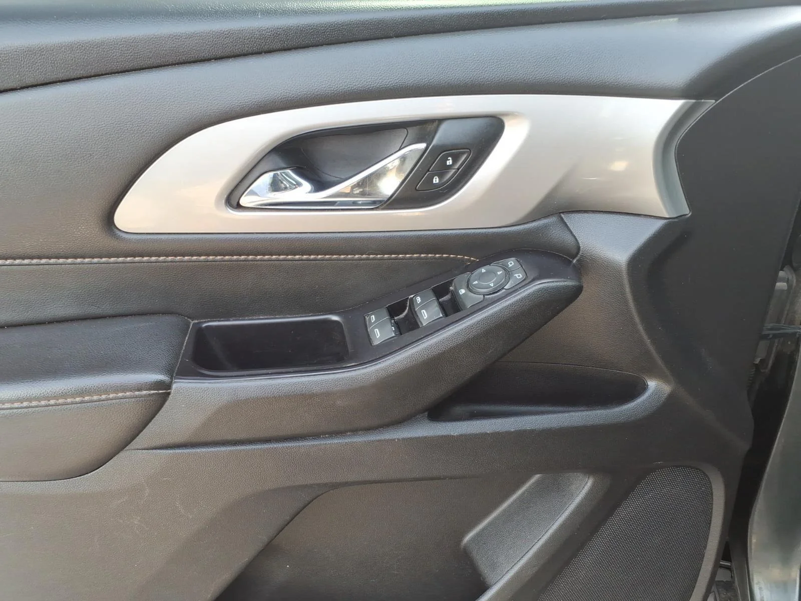 Used 2020 GRAPHITE METALLIC Chevrolet LT Cloth image 17