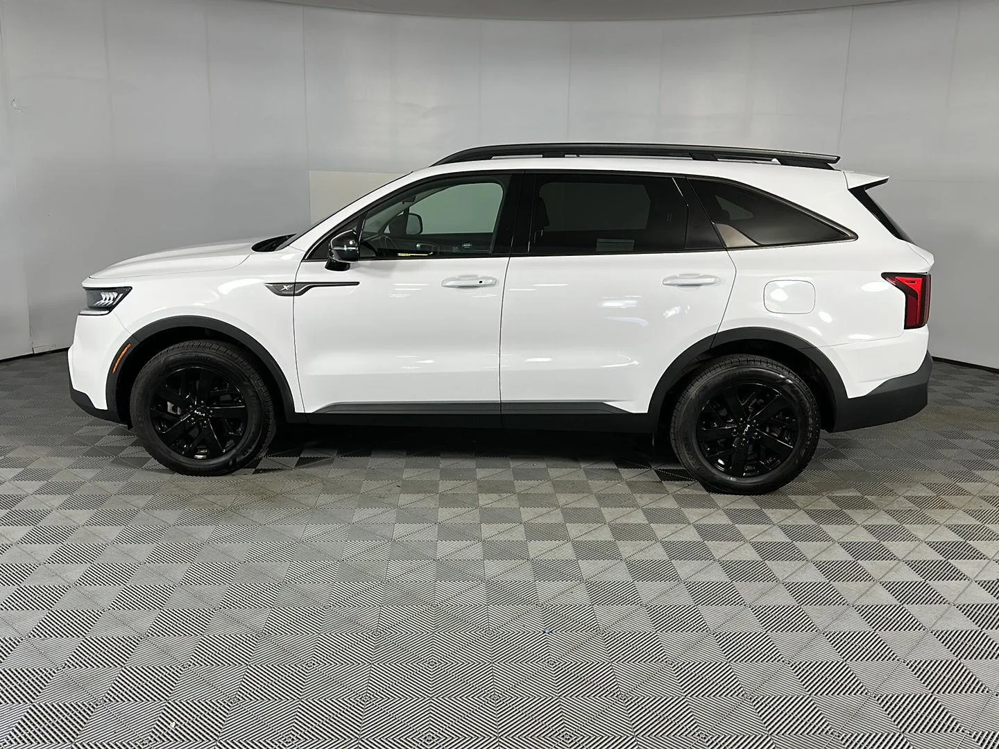 Used 2022 Glacial White Pearl Kia  image 13