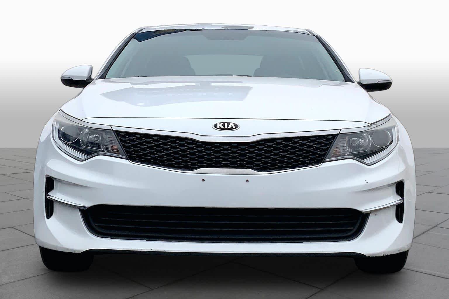 Used 2018 Snow White Pearl Kia LX image 4