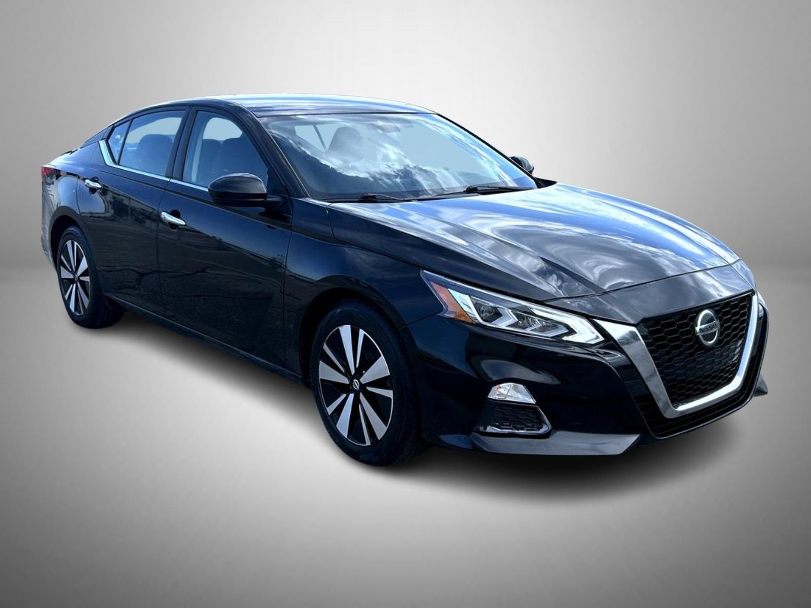 Used 2022 Black Nissan 2.5 SV image 3