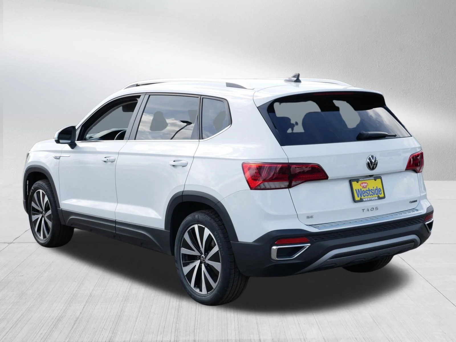 Used 2022 Pure White Volkswagen SE image 5