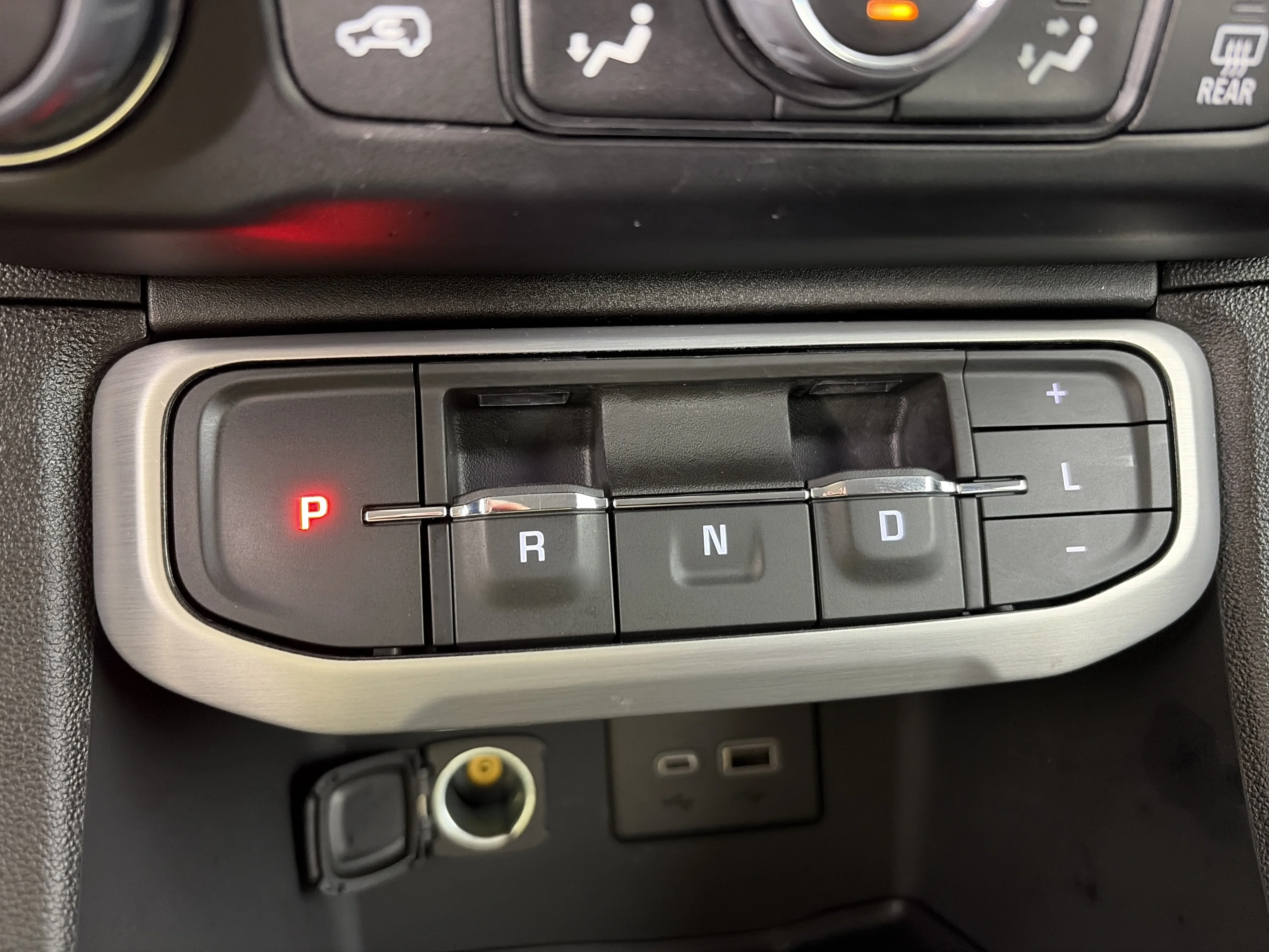 2023 GMC Acadia SLE - Photo 31