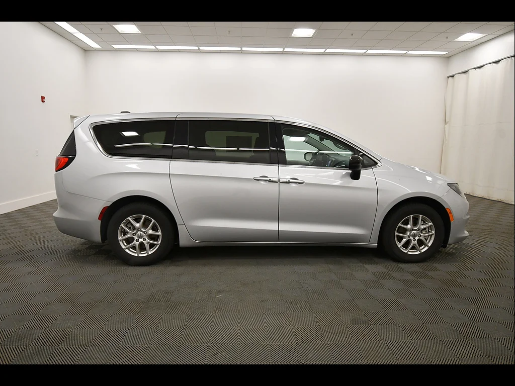Used 2024 Silver Mist Clear Coat Chrysler LX image 9