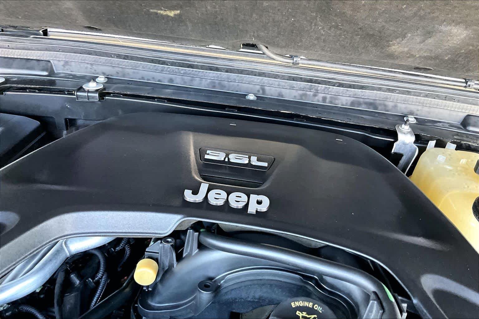 Used 2018 Black Clearcoat Jeep Sport S image 28