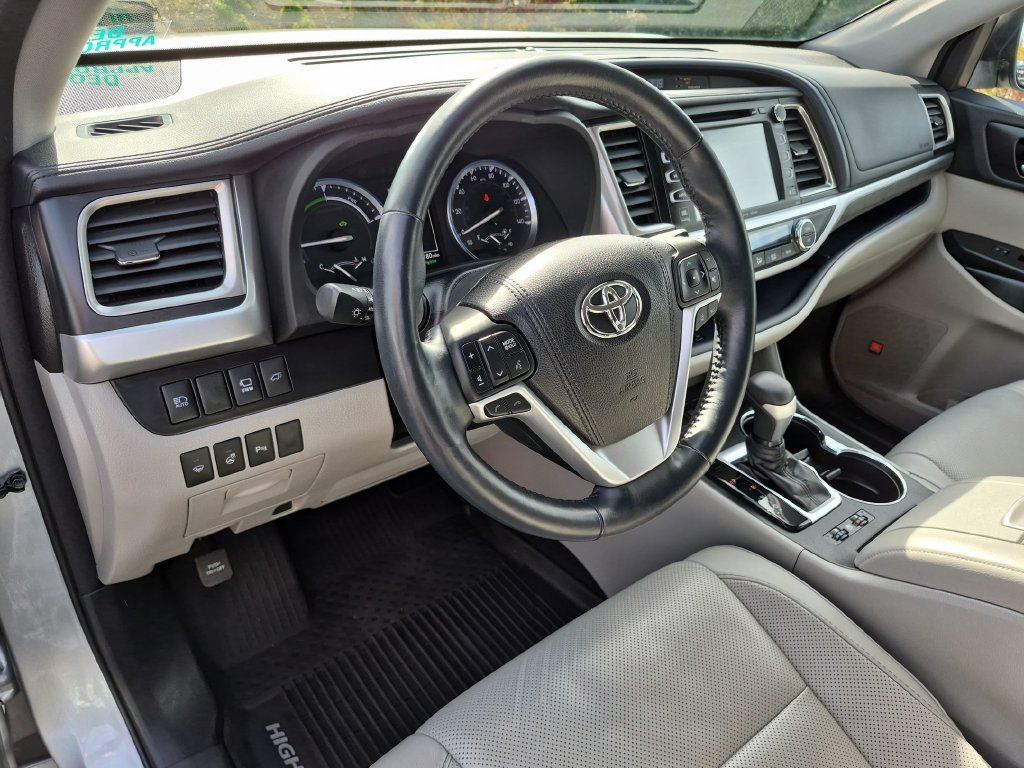 Used 2018 Silver Toyota Limited Platinum image 13