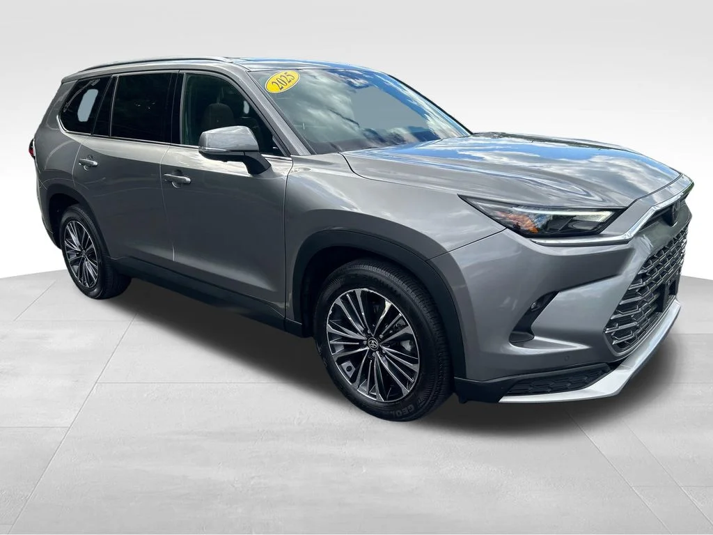 Certified Used 2025  Toyota MAX Platinum image 7