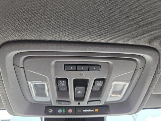Used 2022 White Frost Tricoat GMC Denali image 19