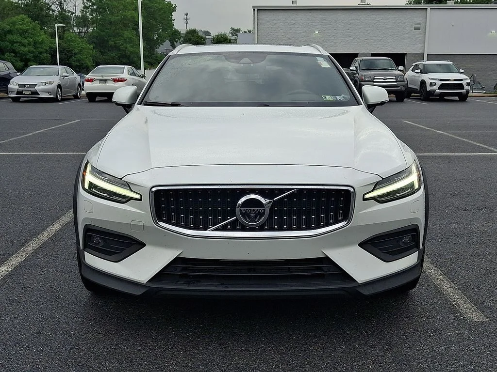 Used 2020 White Volvo T5 image 2