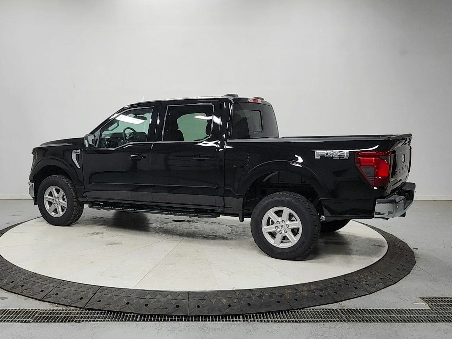 New 2026 Agate Black Metallic Ford XLT image 5