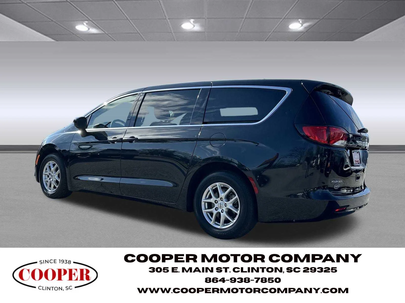 Used 2023 Brilliant Black Crystal Pearlcoat Chrysler LX image 5