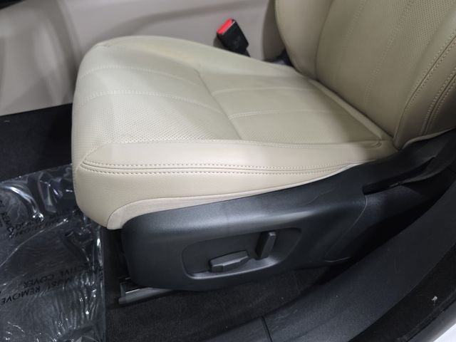 Used 2018 Fuji White Land Rover SE R-Dynamic image 29