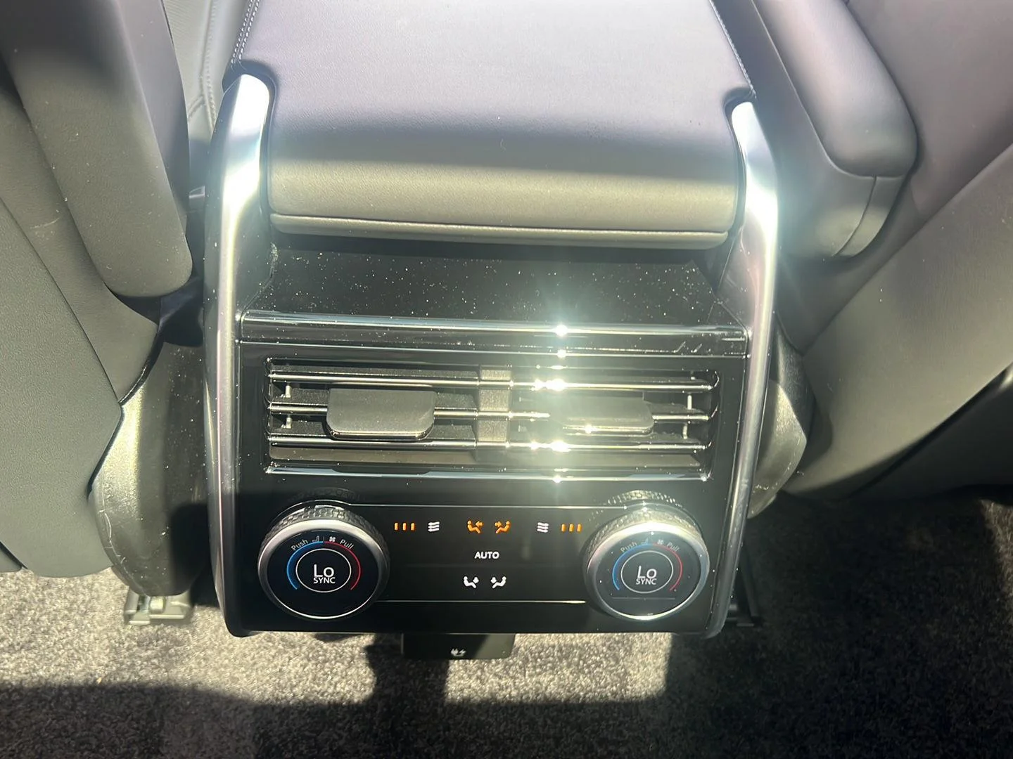 New 2026 Eiger Grey Metallic Land Rover SE image 28