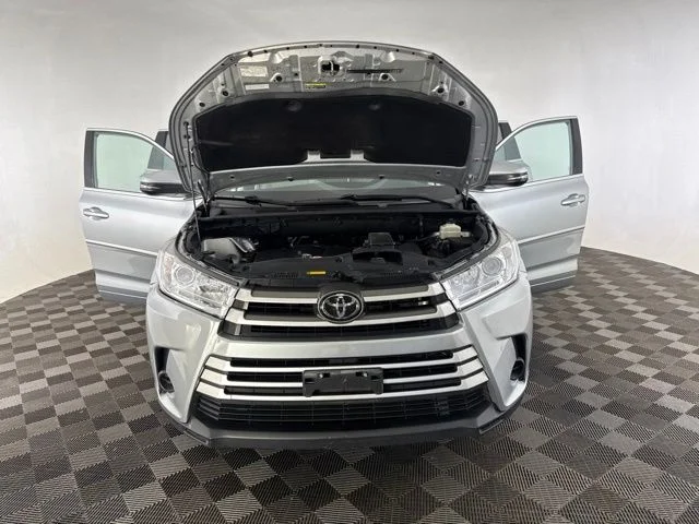 Used 2018 Silver Toyota LE image 14