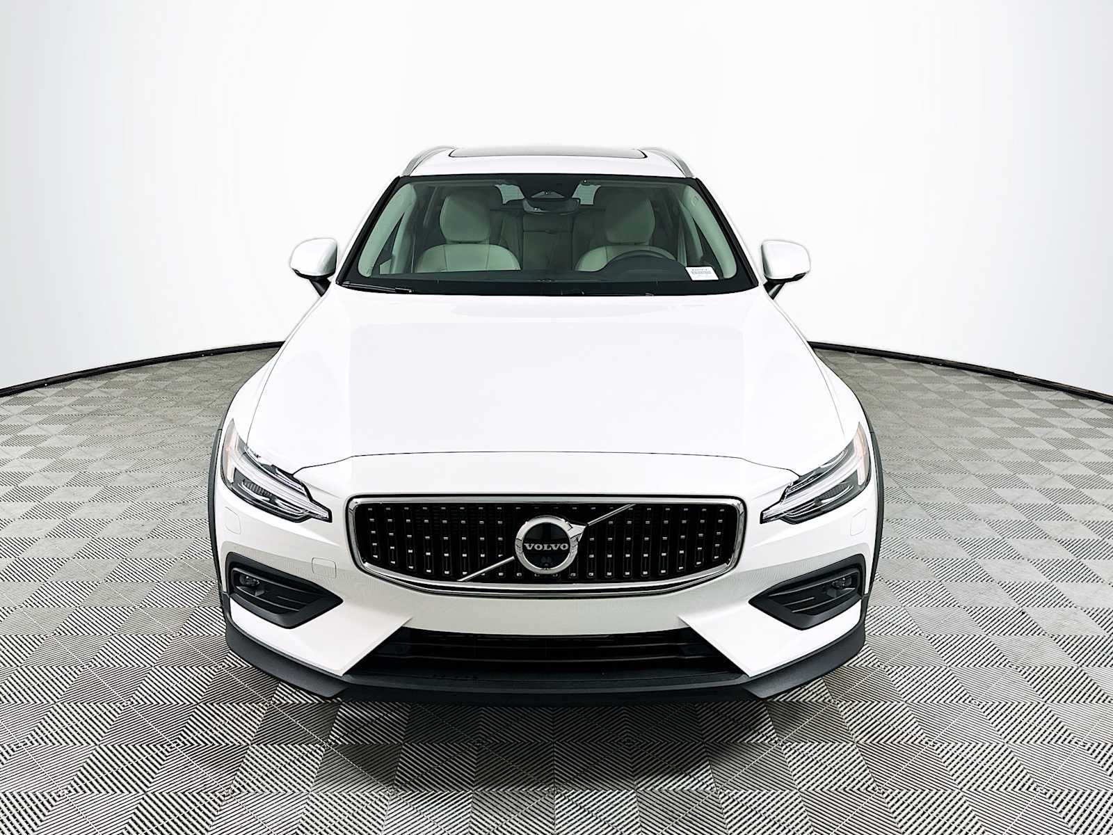 New 2026 Crystal White Volvo Plus image 2