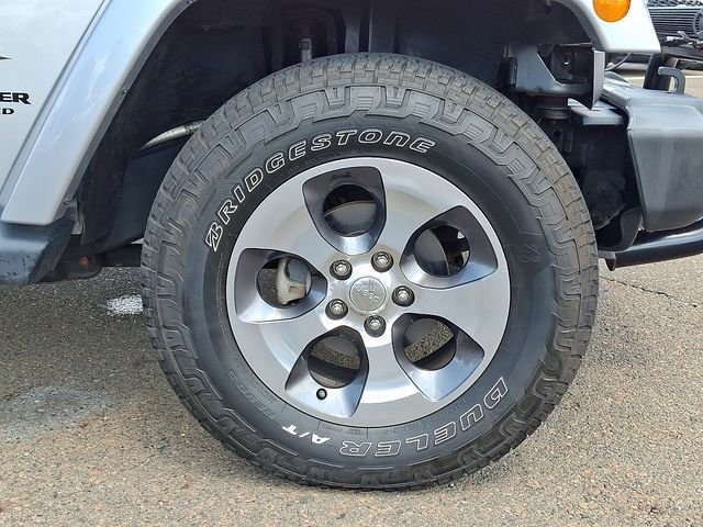 Used 2017 Billet Silver Metallic Clearcoat Jeep Unlimited Sahara image 7