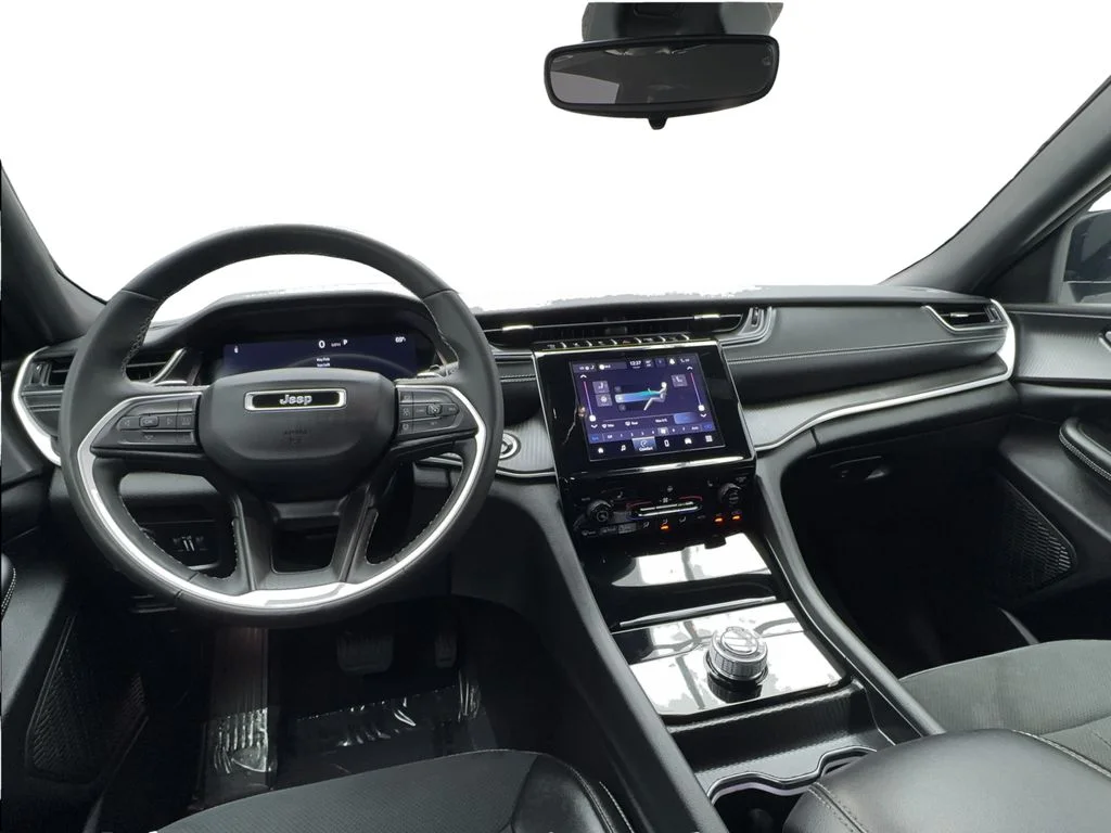 Used 2024 White/off-white Jeep Altitude image 33
