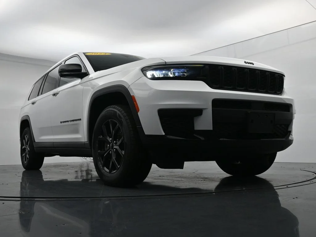 Used 2024 White Jeep Altitude image 28