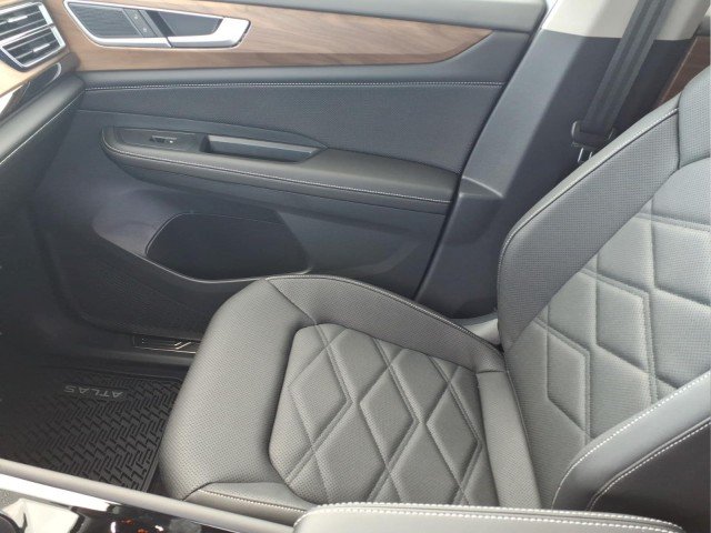 New 2026 Silver Mist Metallic Volkswagen SE w/Technology 4M image 18