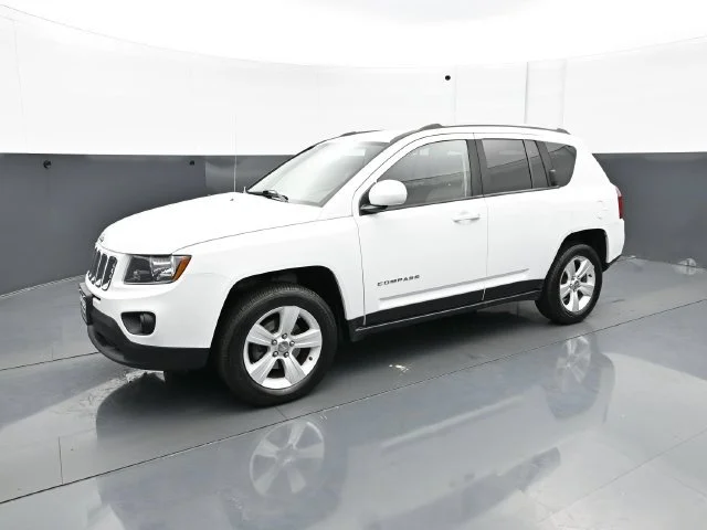 Used 2016 Bright White Clearcoat Jeep Latitude image 2