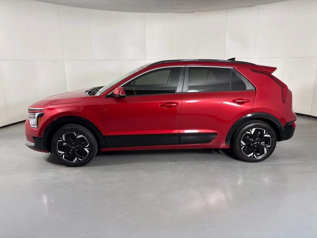 Used 2023 Red Kia Wind image 5