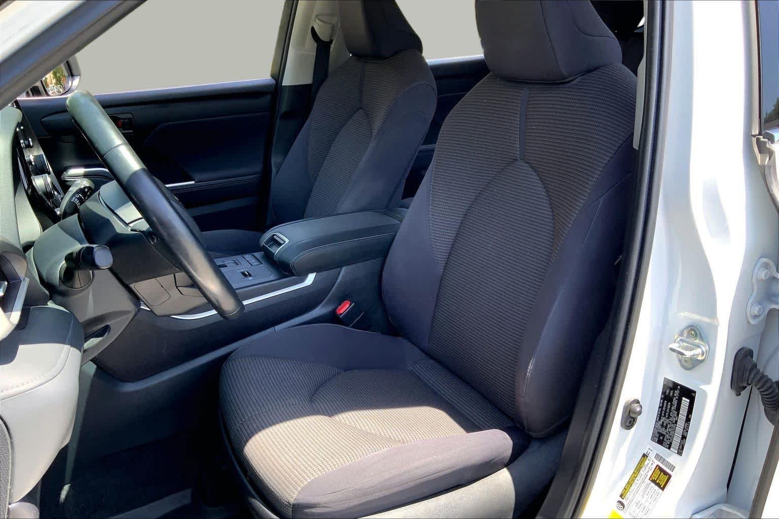 Used 2022 Wind Chill Pearl Toyota LE image 8