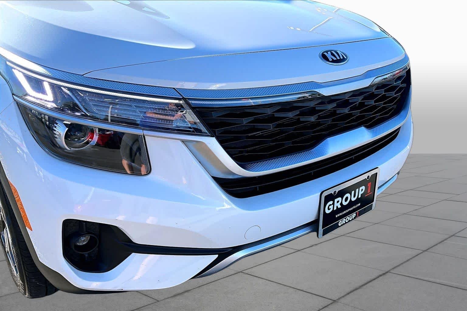 Used 2021 Snow White Pearl Kia EX image 29