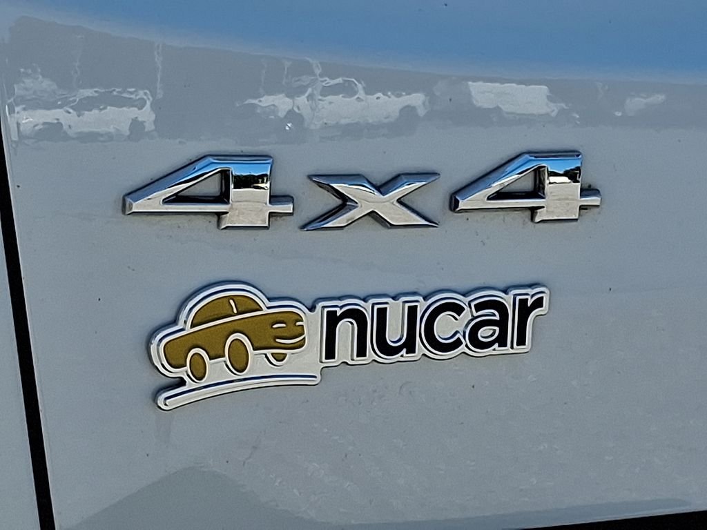 Used 2023 White Jeep Latitude image 30