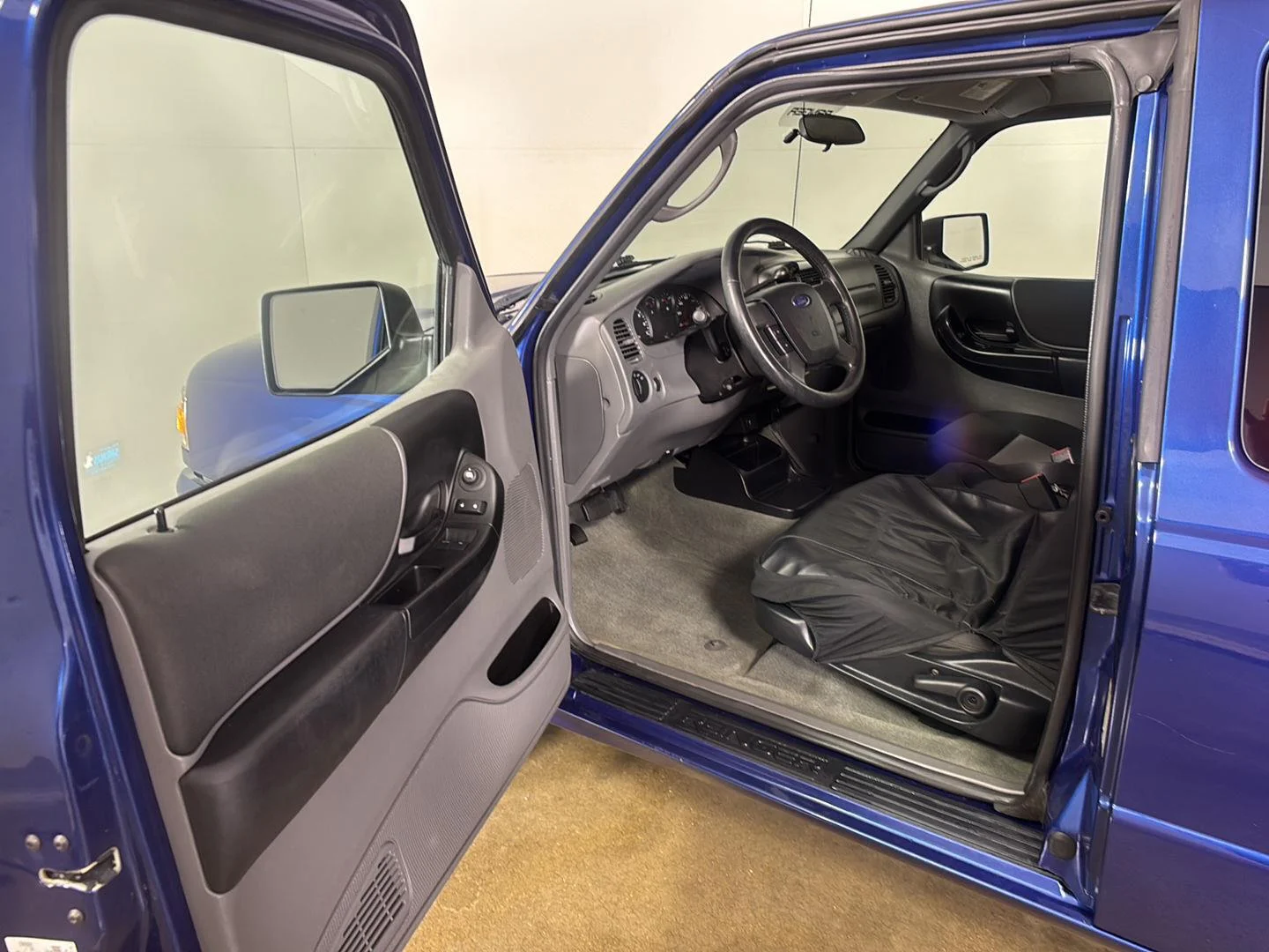 Used 2011 Vista Blue Metallic Ford XLT image 2