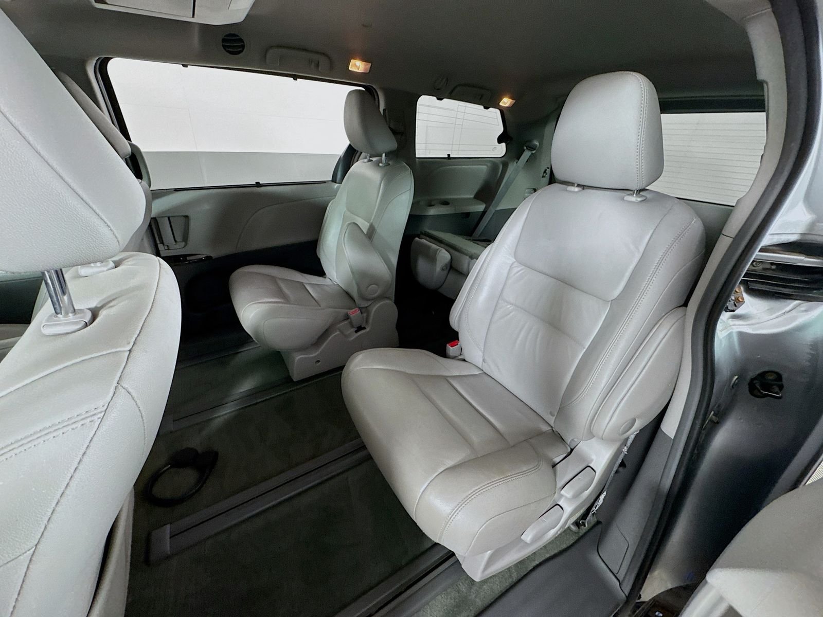 Used 2017 Silver Sky Metallic Toyota XLE Premium AWD image 18