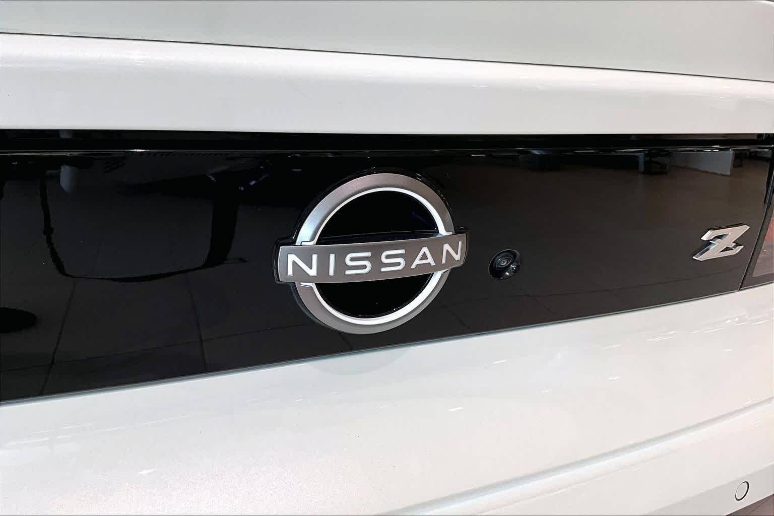Used 2025 Pearl White Tricoat/Super Black Nissan Performance image 10