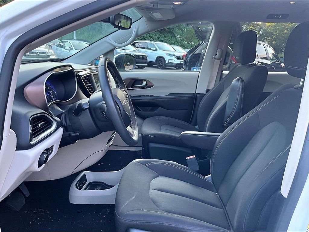 Used 2023 White Chrysler LX image 4