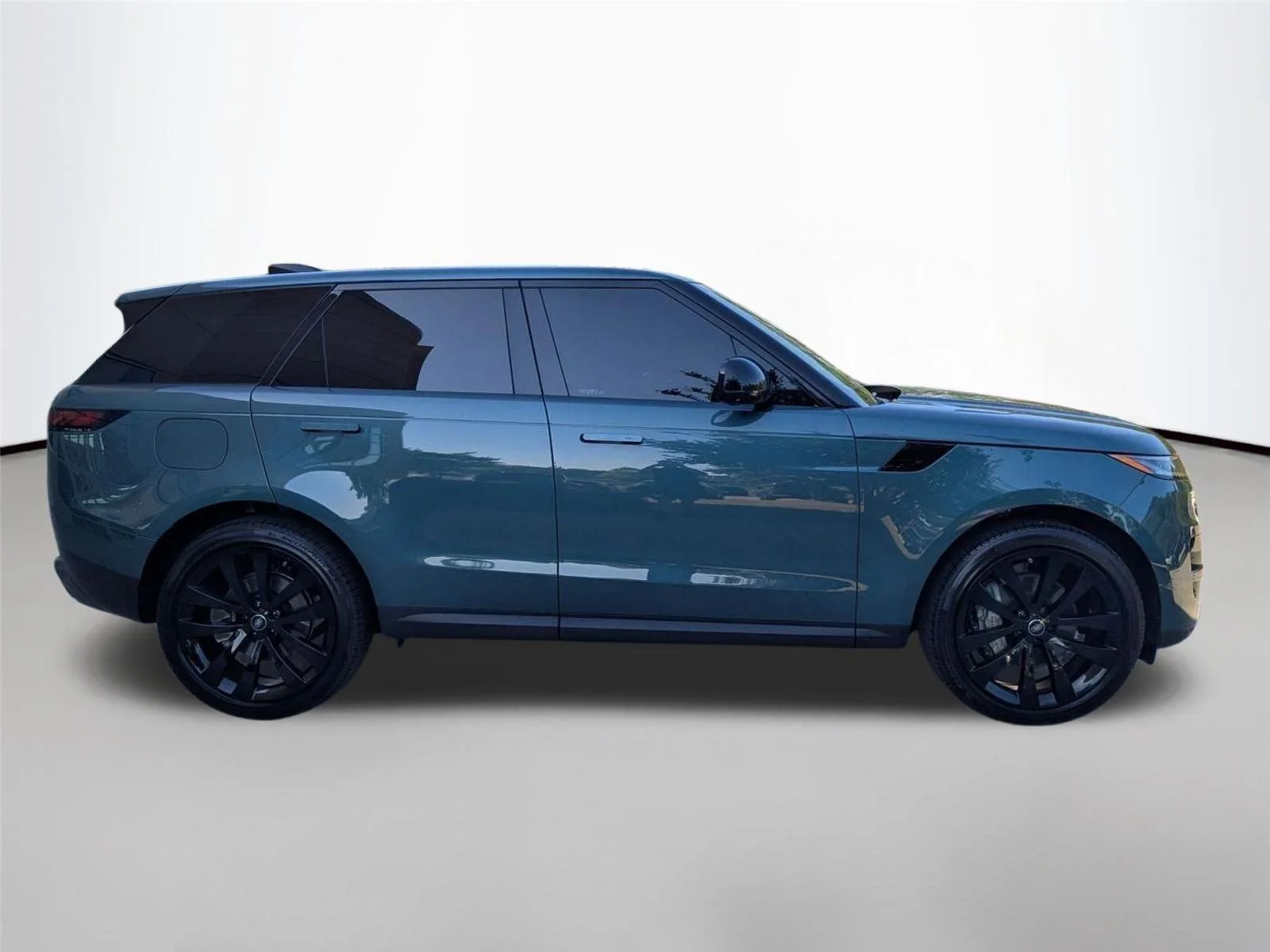 Used 2025 Giola Green Metallic Land Rover SE image 9