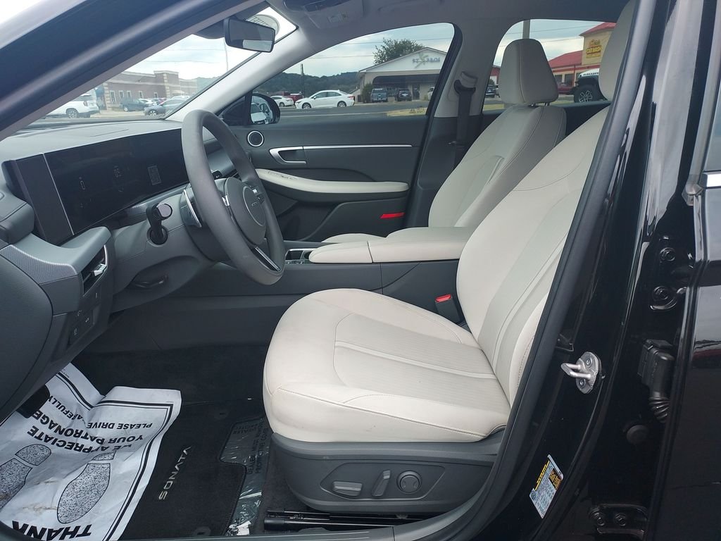 Used 2024 Black Hyundai SEL image 13