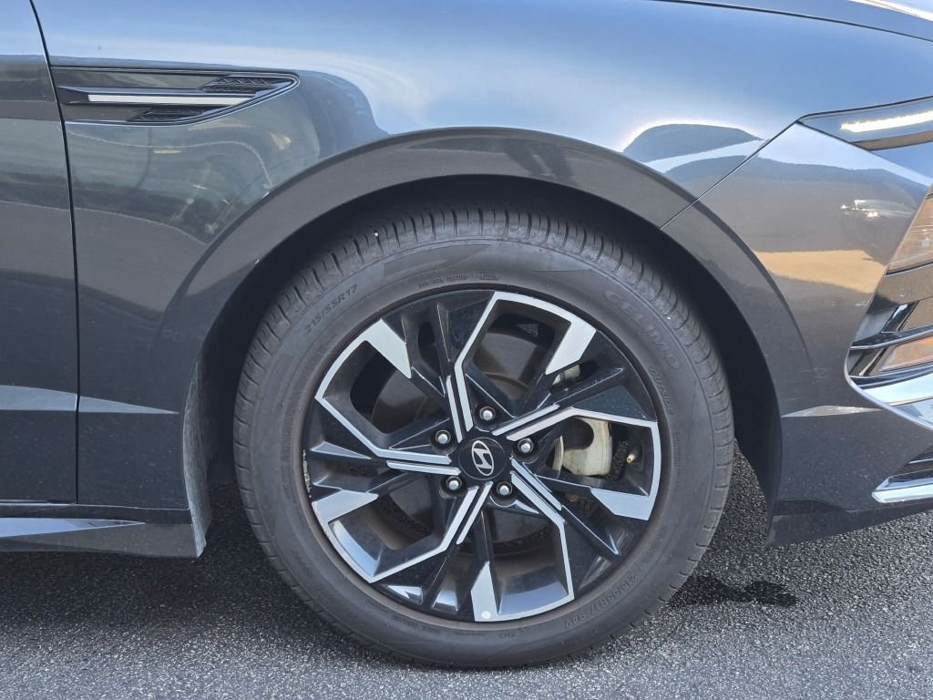 Used 2025 Gray Hyundai SEL image 4