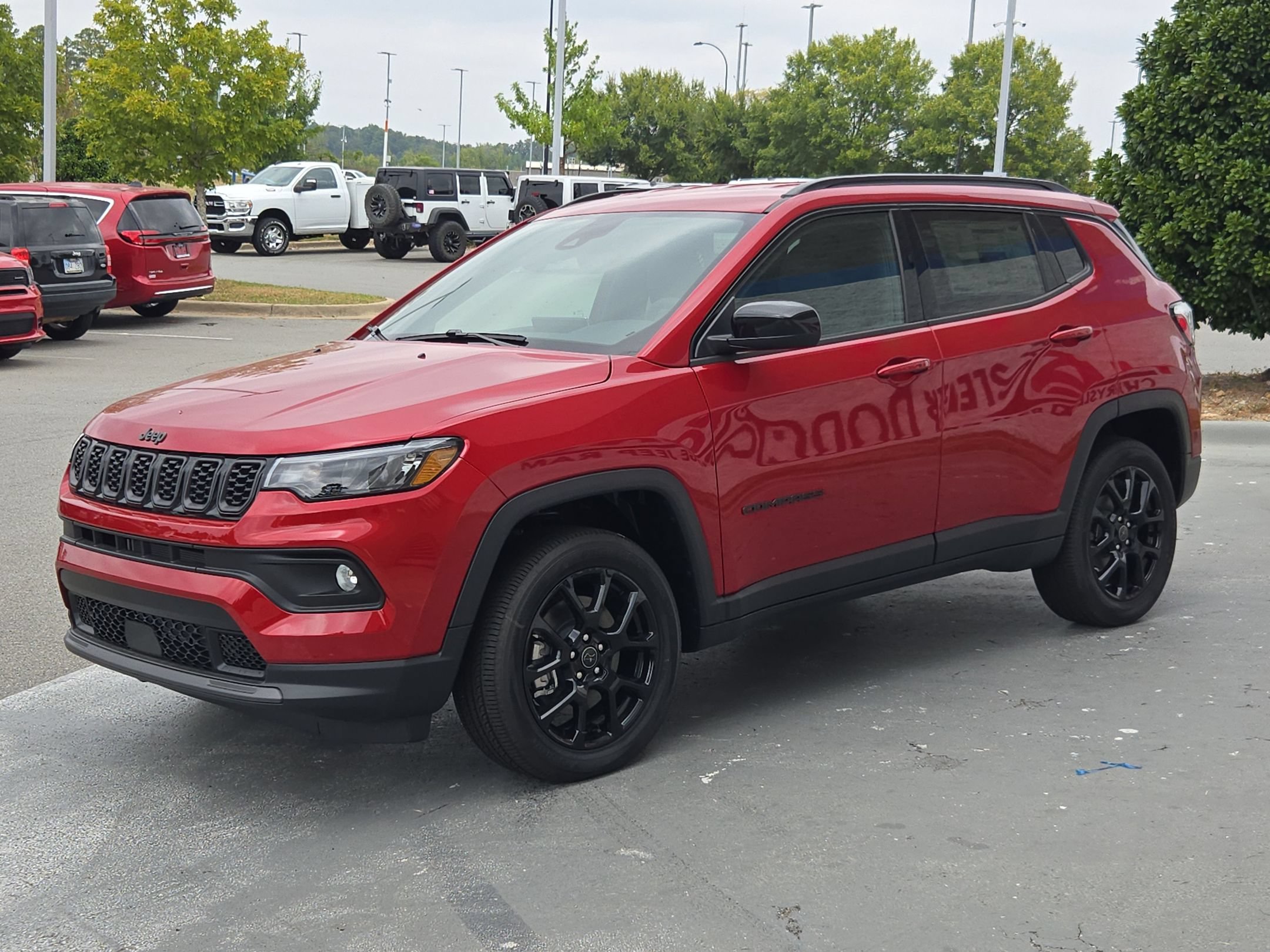New 2026 Red Hot Pearl-Coat Exterior Paint Jeep Latitude Altitude image 3