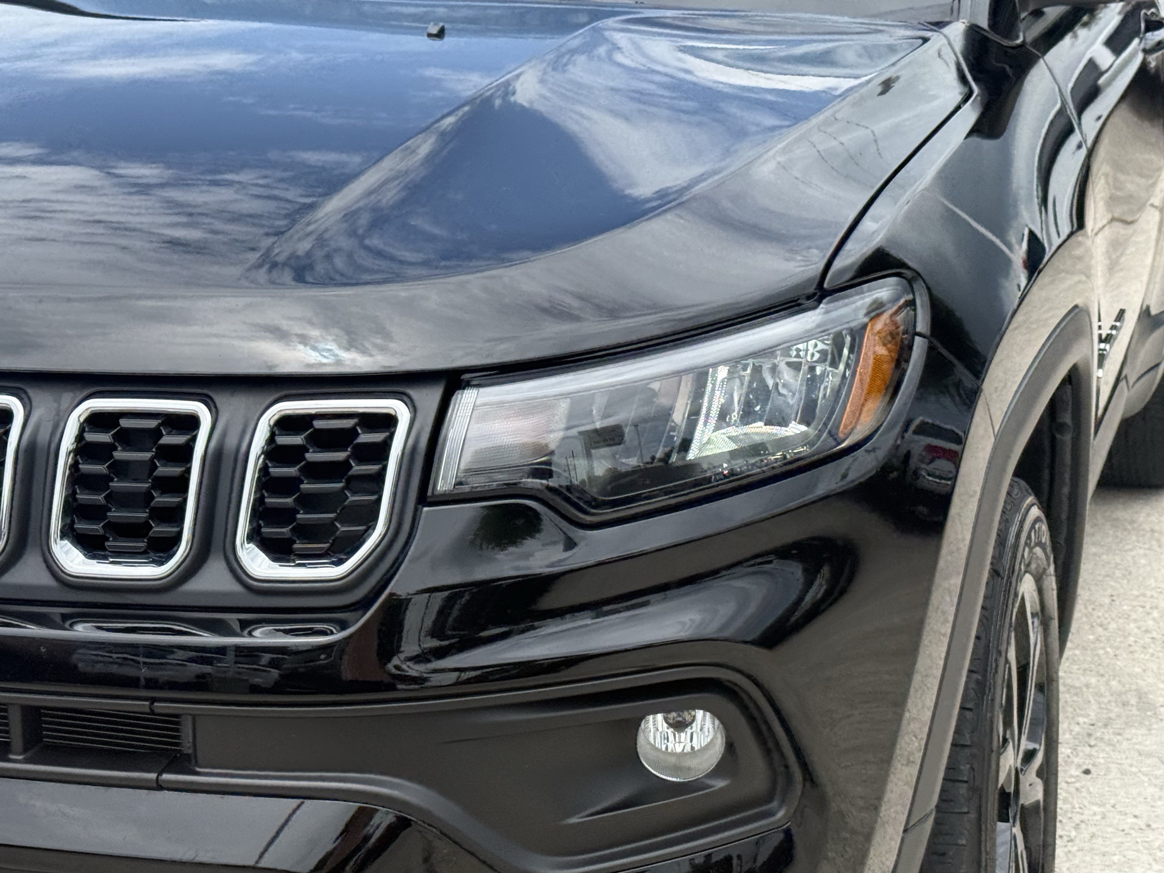 Used 2025 Diamond Black Crystal Pearlcoat Jeep Latitude image 11