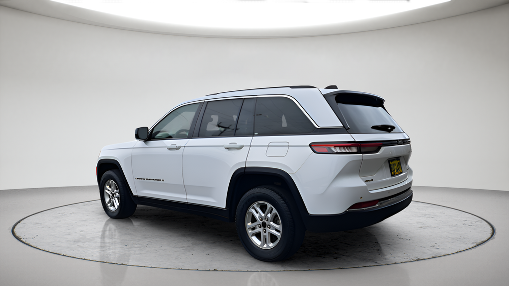 Used 2023 White Jeep Laredo image 5
