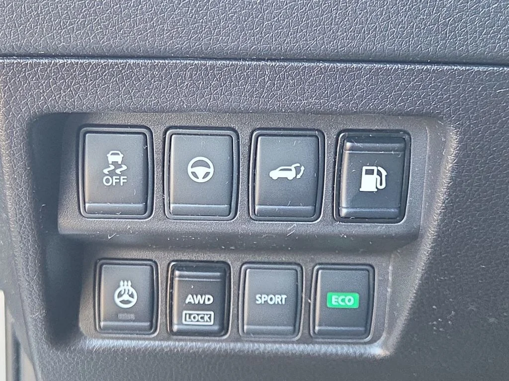 Used 2018 Silver Nissan SL image 12